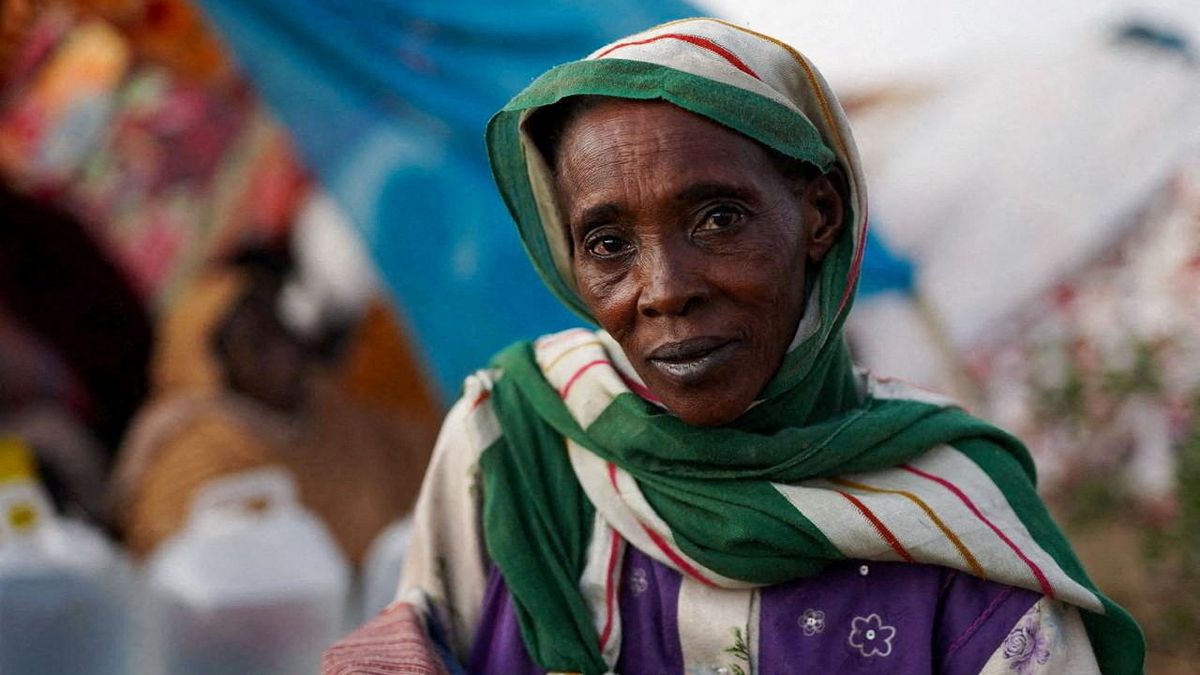 Těla leží všude, lidé pili moč. Svědci líčí brutální dobytí města v Súdánu
